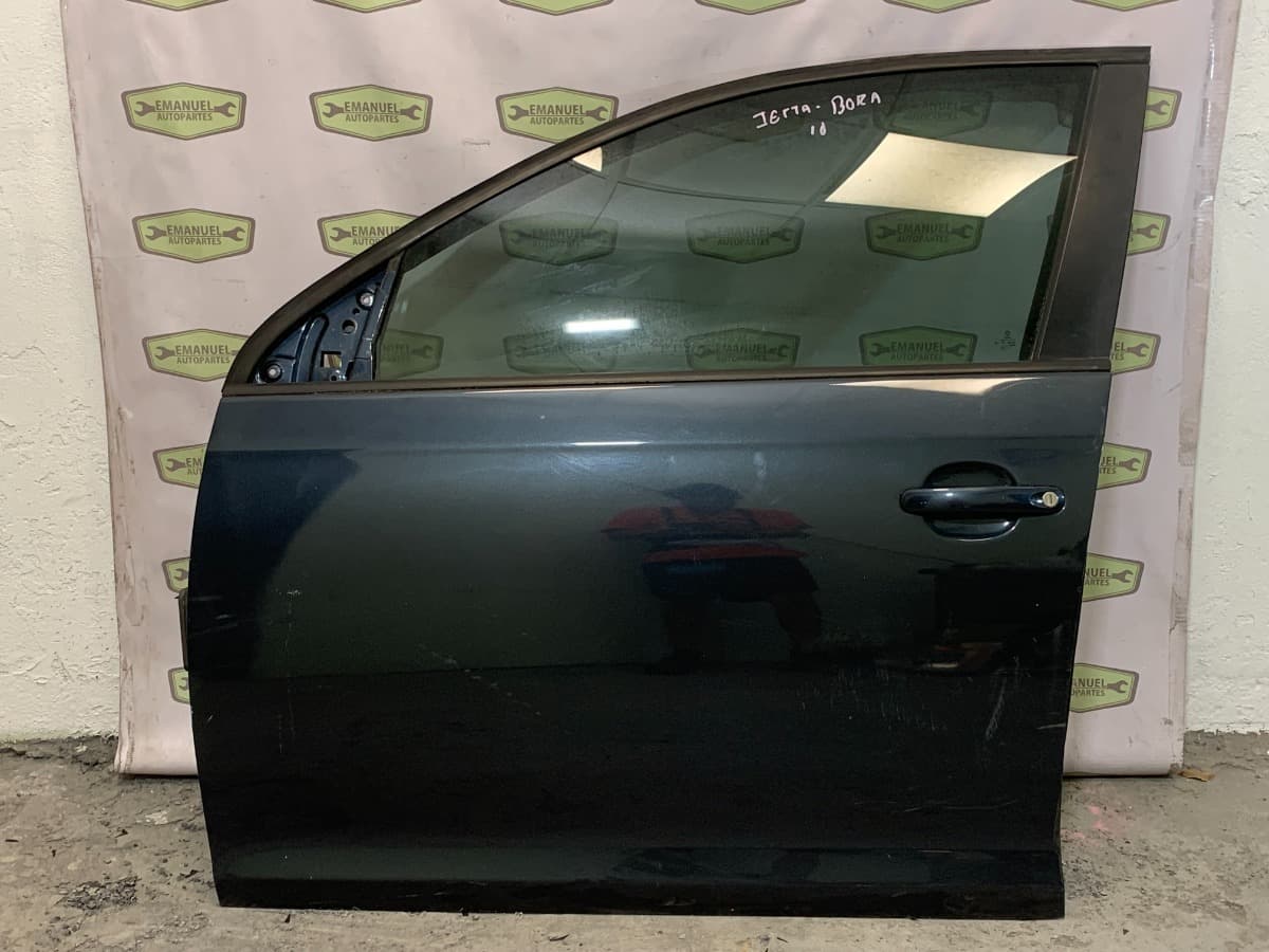 Puertas de auto usadas apiladas